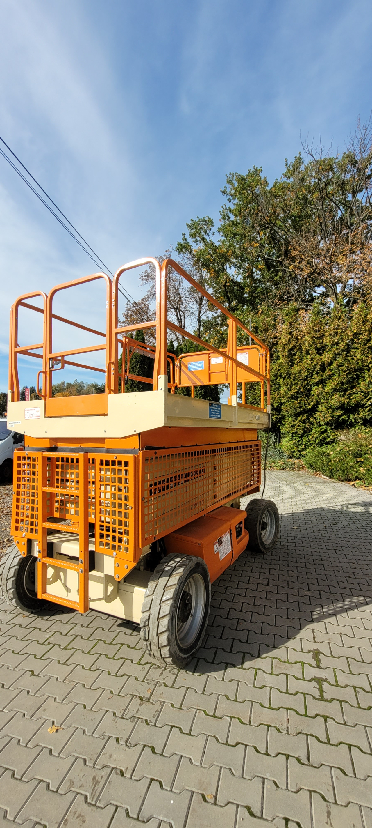 Podnośnik nożycowy elektryczny 14 m JLG 4069 LE